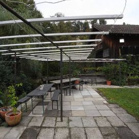 Terrasse mit Sitzbänken